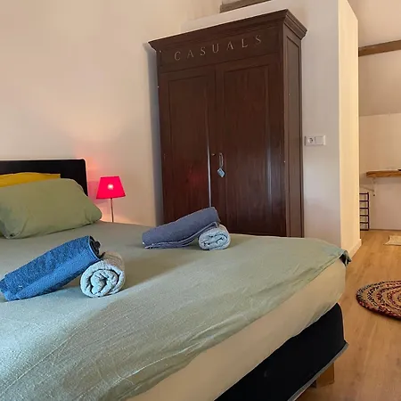 Fijn, Recent Volledig Gerenoveerd In Apartment *